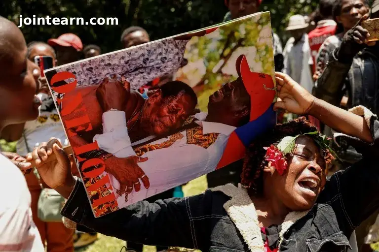Kenyans Mourn Fallen ‘Hero’ Raila Odinga at His Nairobi Home