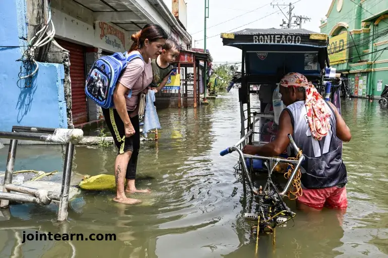 2025-10-04T133855Z_2120736150_RC2Q4HAG7HH2_RTRMADP_3_ASIA-WEATHER-PHILIPPINES-1760858122