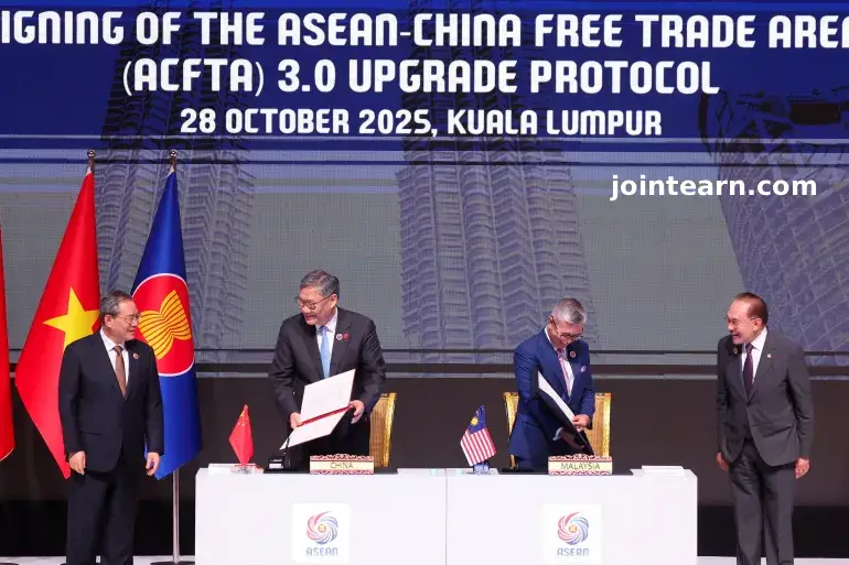 2025-10-28T020619Z_1586866949_RC2PKHA5D11Q_RTRMADP_3_ASEAN-SUMMIT-1761624746