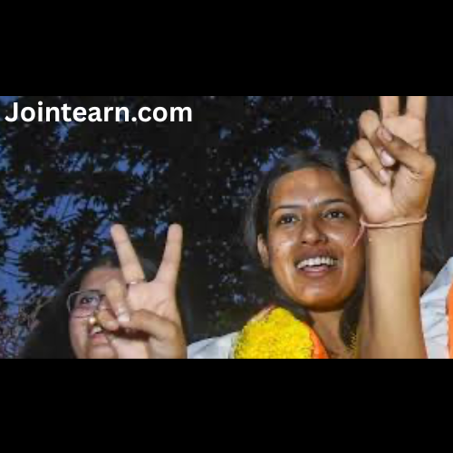 DU Professor Slapped by DUSU Leader for ‘Smirking’ at Her; Six-Member Panel to Probe Incident — Key Points