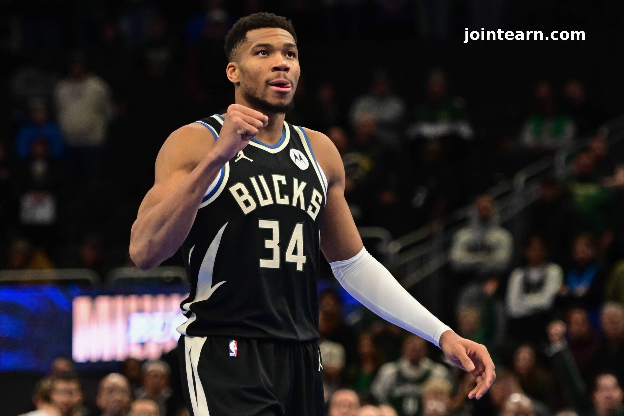 Giannis Antetokounmpo Brushes Off Trade Rumors After Dominating Knicks