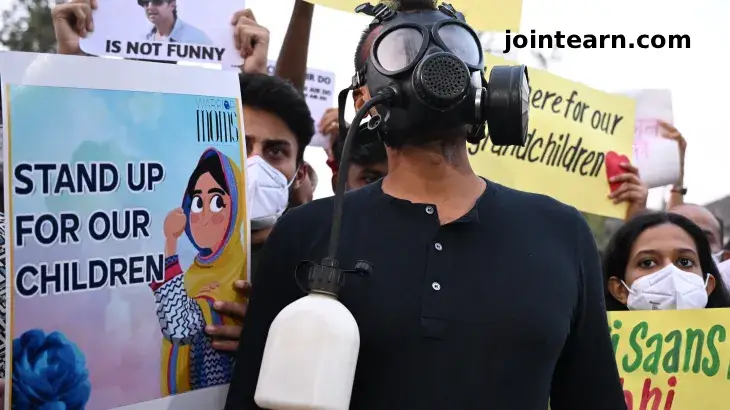 New Delhi Residents Protest as Air Pollution Reaches Hazardous Levels