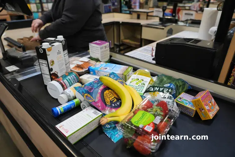 US Supreme Court Extends Order Allowing Trump Administration to Withhold Food Aid Amid Government Shutdown