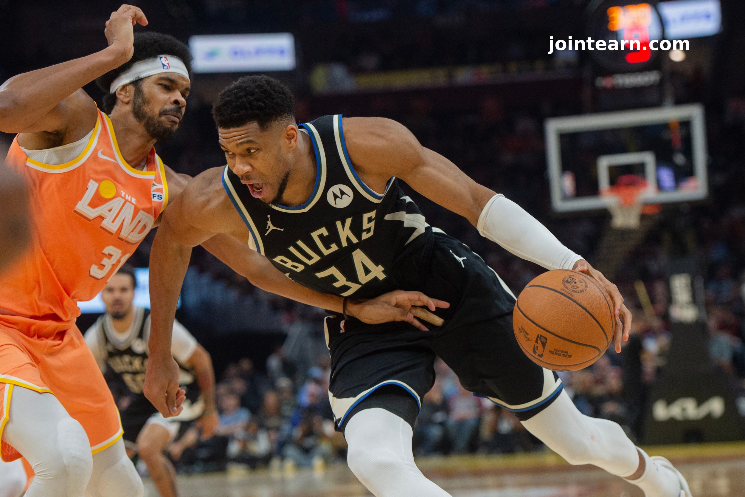 Bucks Star Giannis Antetokounmpo Exits Loss to Cavaliers Early with Groin Injury