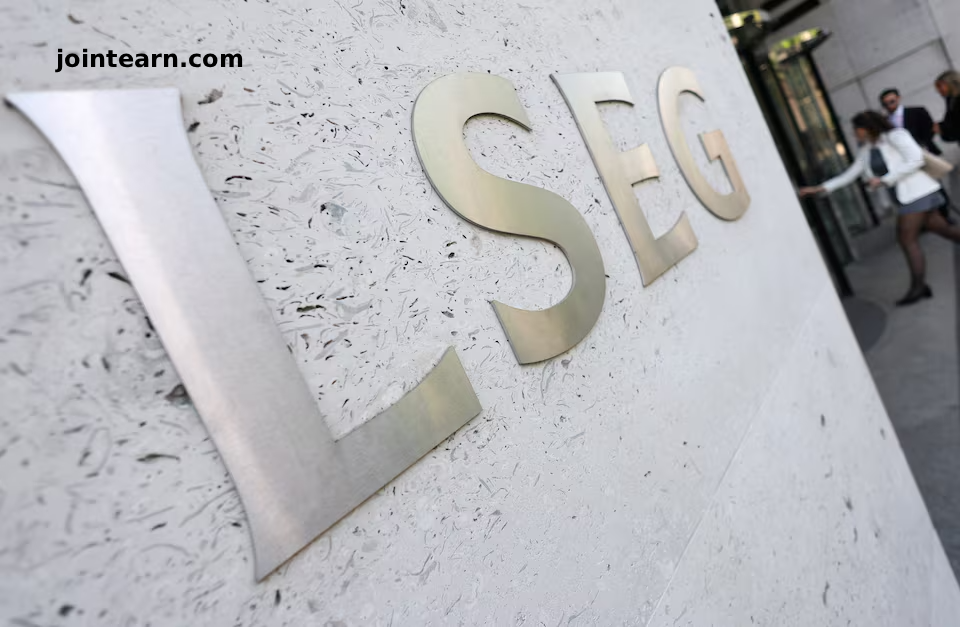 FTSE 100 Dips as Energy and Consumer Staples Stocks Weigh; FTSE 250 Edges Higher