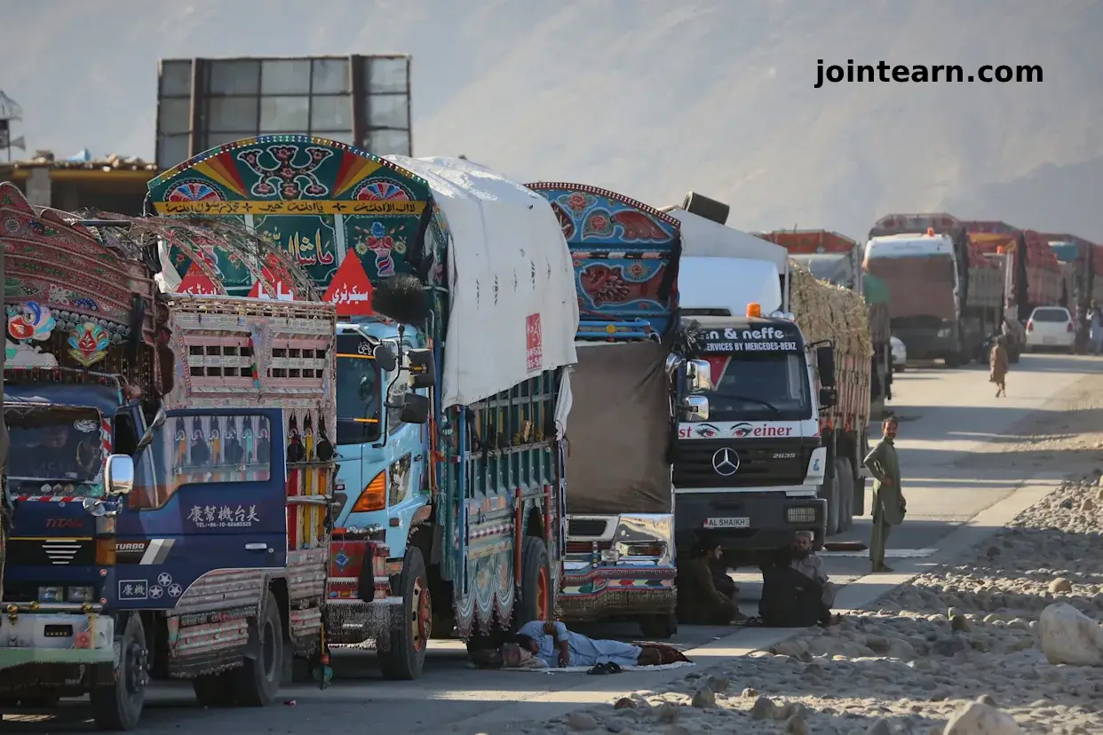 Pakistan Partially Reopens Torkham Border to Allow Afghan Refugees to Return Home