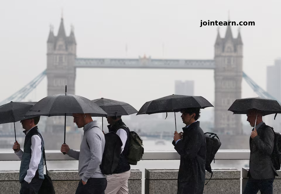 UK Economy Shrinks Unexpectedly in Three Months to October, Raising BoE Rate Cut Speculation