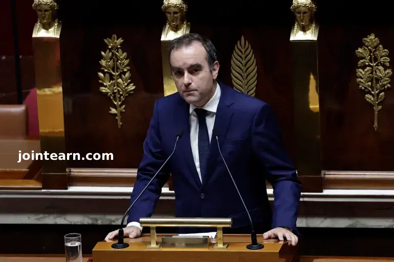 French Government Survives No-Confidence Votes Amid MERCOSUR Controversy