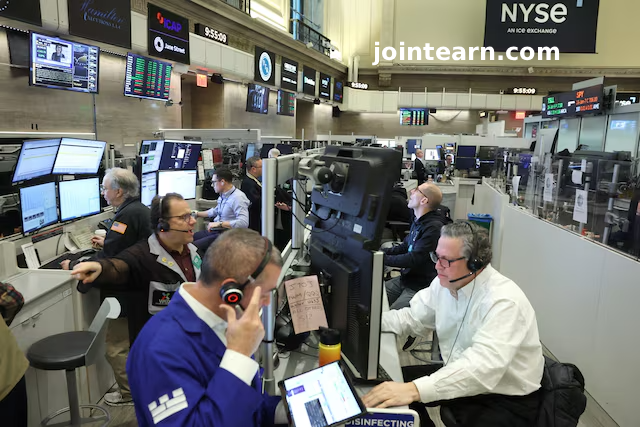 US Stock Futures Cautious Ahead of Key Jobs Report and Supreme Court Tariff Ruling