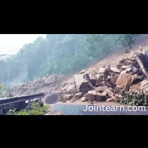 Landslide Blocks Srinagar–Baramulla National Highway in Kashmir, Traffic Suspended