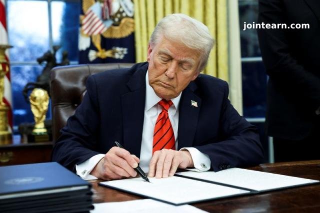 🚨 Trump Signs Executive Order to Launch Self-Deportation Program for Migrants