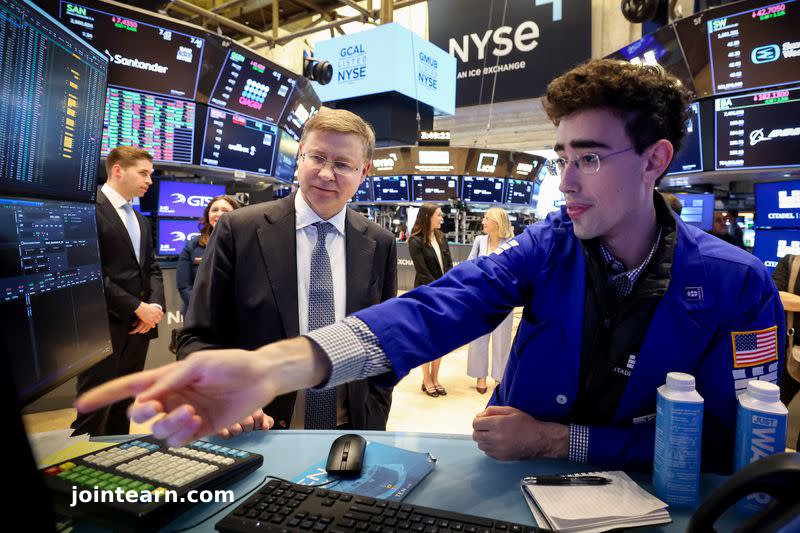 U.S. Futures Climb as Trade Tensions Ease; Jobs Report in Spotlight