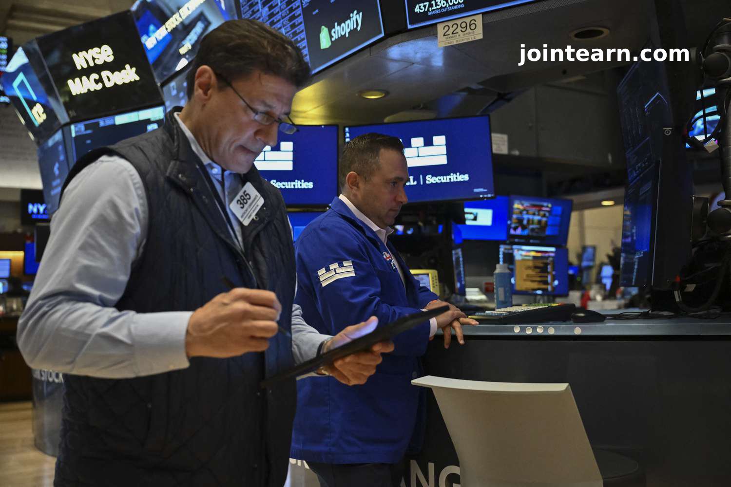 Asian Shares Rise Amid U.S. Futures Surge in Subdued Holiday Trading