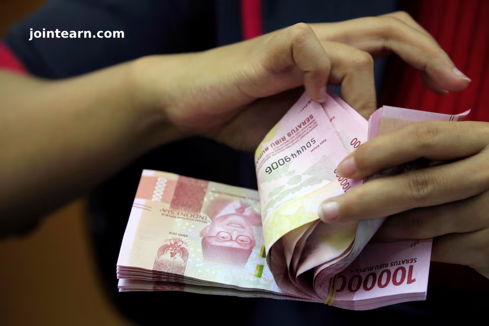 Asian Currencies Gain Strength as Dollar Weakens Amid Trump Tariff Concerns: Reuters Poll