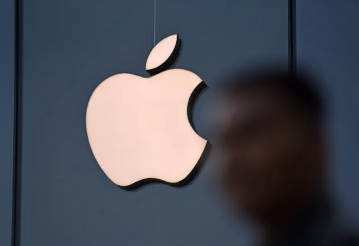Apple Faces Growing Pressure to Reboot AI Strategy Amid Shares Slump and Investor Concerns