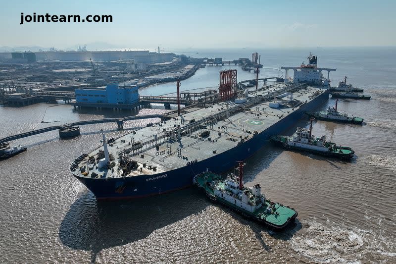 Oil Prices Hold Steady as Markets Weigh OPEC+ Supply, Weak Dollar